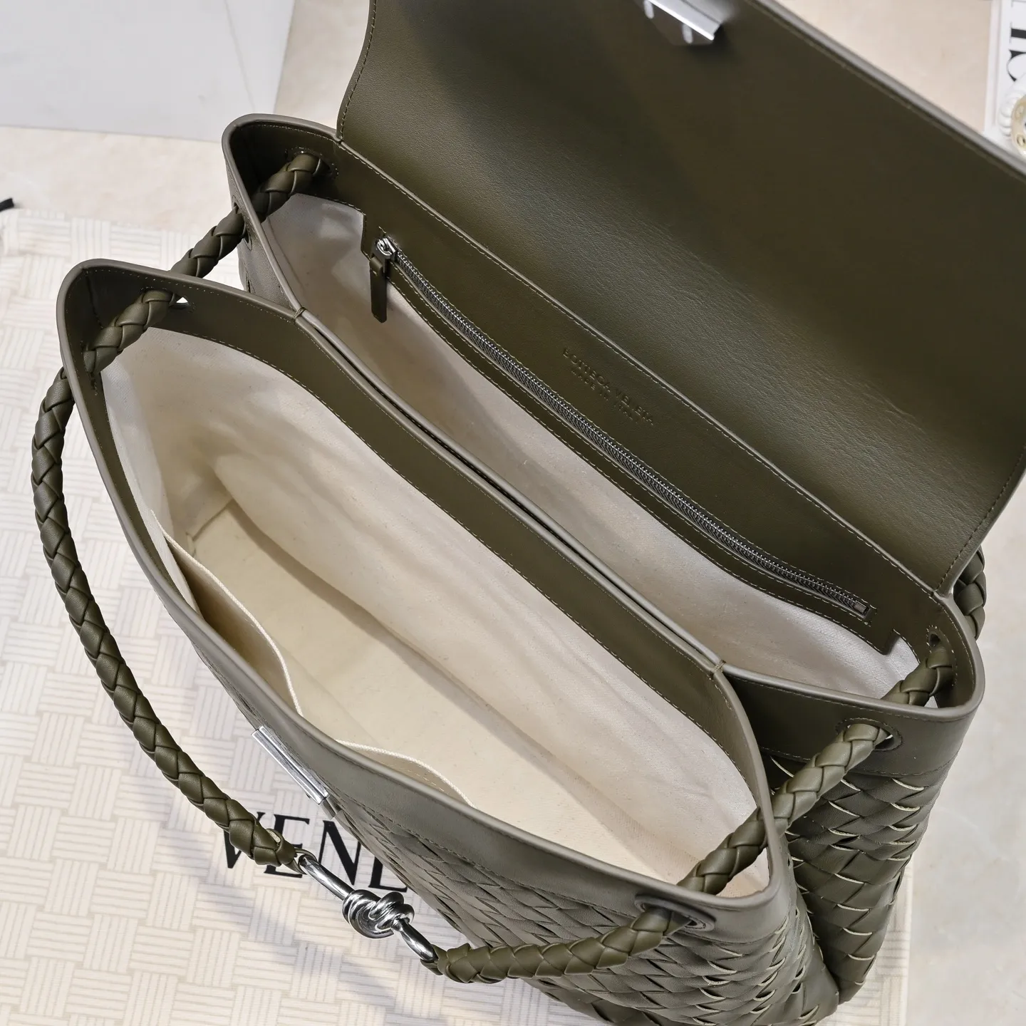 Batch 2460 #BV new men's Andiamo can be carried hand-held, on the shoulder or cross-body. It is a fashionable and versatile men's bag. The combination of lntrecciato woven iconic elements and smooth leather creates a unique cool style😎 The subtle luster and natural texture of the calfskin are high-end and fashionable. The flip-top design Knot shoulder straps and tough full leather shoulder straps are more private and can be used in more ways. No matter the size, it can accommodate a laptop, and it can be easily handled for daily commuting, business trips or travel. Model: 7715 Size: 37x26x13